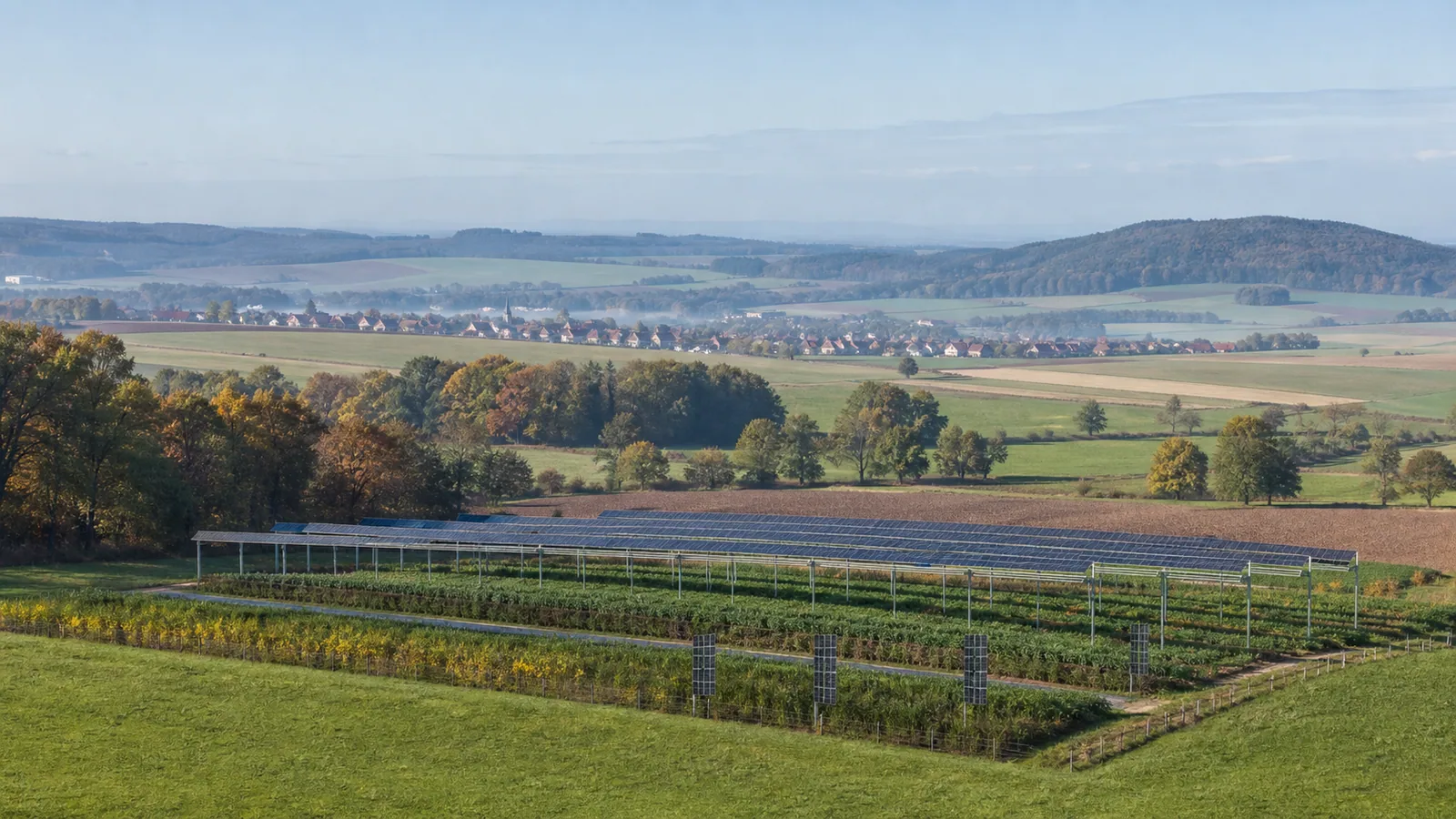 Agri-PV-Versuchsfläche in einer sanften sächsischen Agrarlandschaft